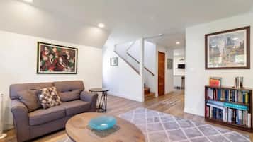 Älytelevisio, DVD-soitin, pöytätennispöytä, stereot