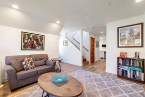 Smart-TV, DVD-spiller, bordtennis og stereoanlegg