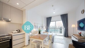 Interior - Cozy Canal View Apartment (Abu Dhabi)