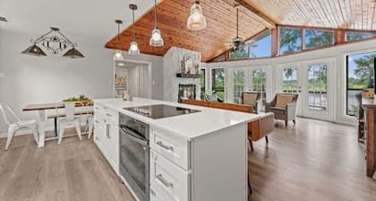 Lakefront House w/ Private Dock - Lake Palestine Marina - Bullard, TX