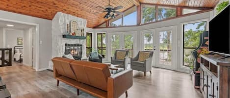 Smart TV, fireplace