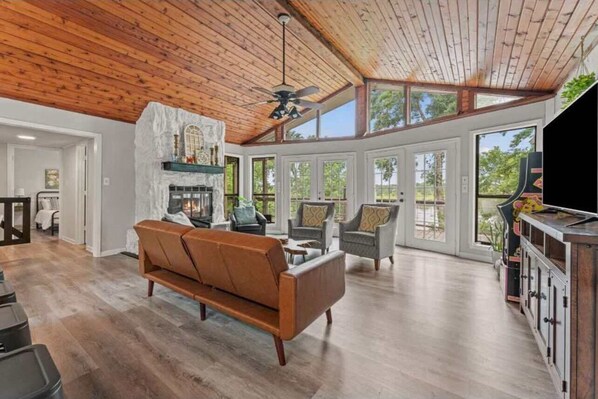 Smart TV, fireplace