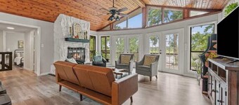 Lakefront House w/ Private Dock - Lake Palestine Marina - Bullard, TX