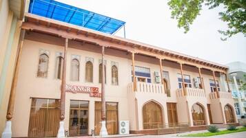 Vista frontal de la propiedad