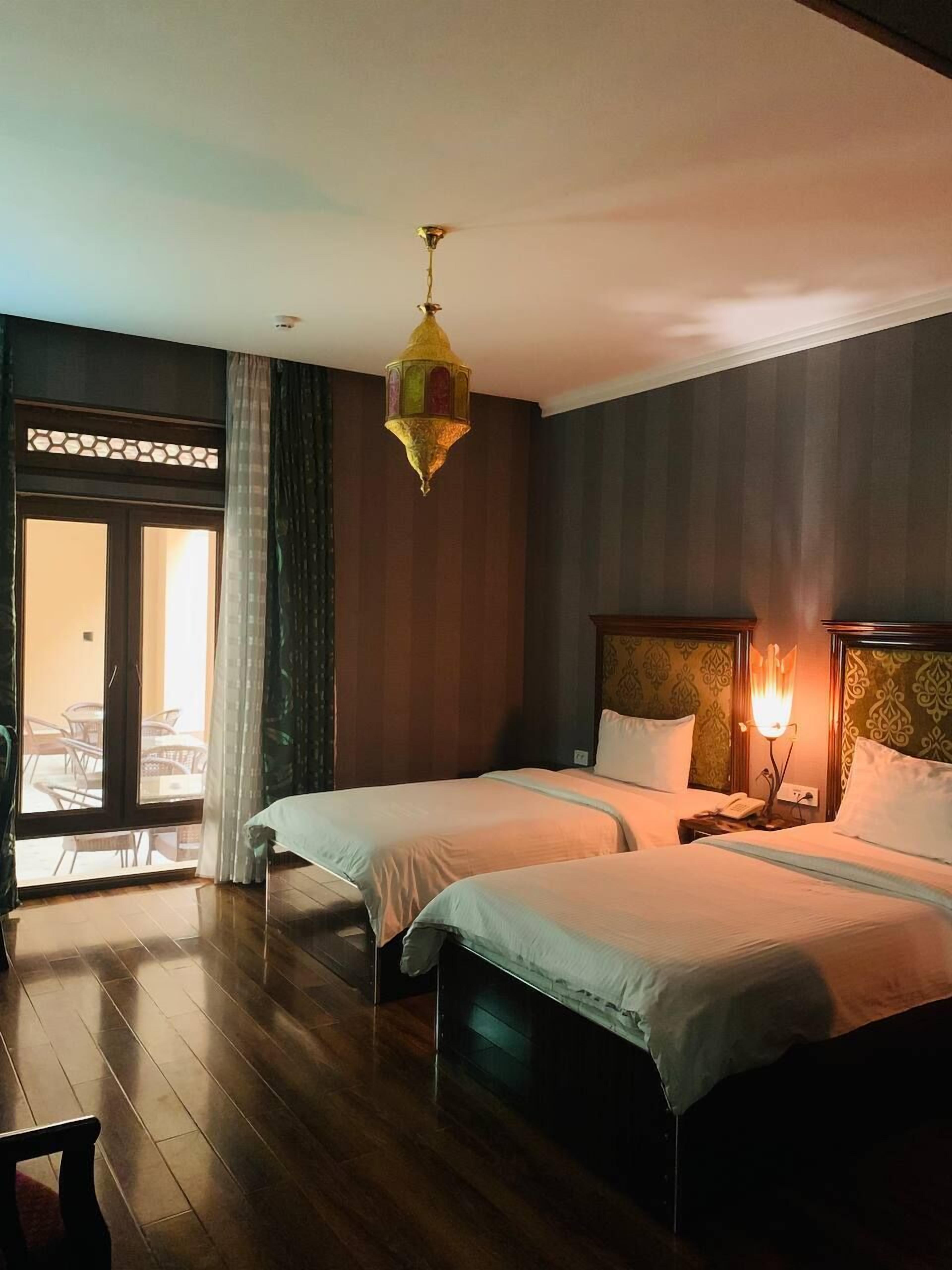 Escritorio, cortinas blackout y sistema de insonorización 