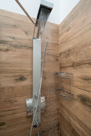 Villa Deluxe | Salle de bain | Articles de toilette (gratuits), séchoir à cheveux, serviettes fournies