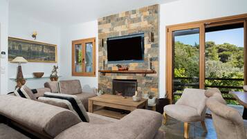 Vila luxo | Área de estar | TV de tela plana, lareira