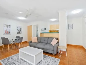 Comfort Apartment | Living area - Aruba Beach - Private Apartments (Broadbeach)
