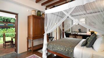 Un dormitorio con cama con dosel, muebles de madera y vista al exterior.