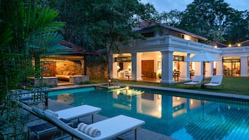 Außenpool, geöffnet von 07:00 Uhr bis 20:00 Uhr, Sonnenschirme