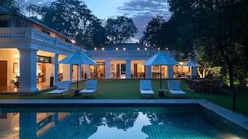 Piscine extérieure, parasols de plage, chaises longues