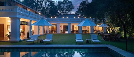 Piscine extérieure, parasols de plage, chaises longues