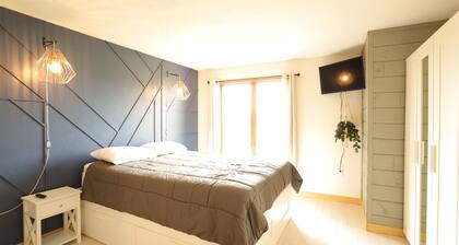 Relax at this vacation condo with amazing panaromic White Mountain Views! (VV4C)