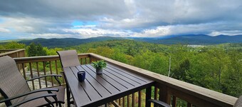 Relax at this vacation condo with amazing panaromic White Mountain Views! (VV4C)
