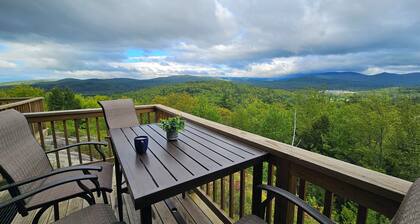 Relax at this vacation condo with amazing panaromic White Mountain Views! (VV4C)