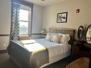 Signature Room | Premium bedding, down comforters, individually decorated - Enders (Soda Springs)