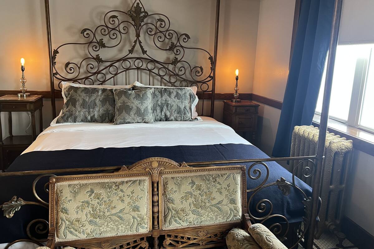 Deluxe Room, 1 King Bed | Premium bedding, down comforters, blackout drapes
