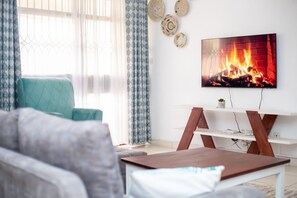 Comfort Apartment, 3 Bedrooms | Living room