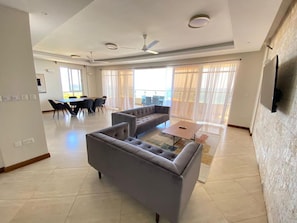 Apartment, 4 Schlafzimmer | Wohnbereich | 32-Zoll-Flachbildfernseher mit Digitalempfang, Fernseher