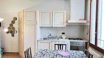 Comfort Studio | Private kitchen | Full-sized fridge, oven, dishwasher, coffee/tea maker