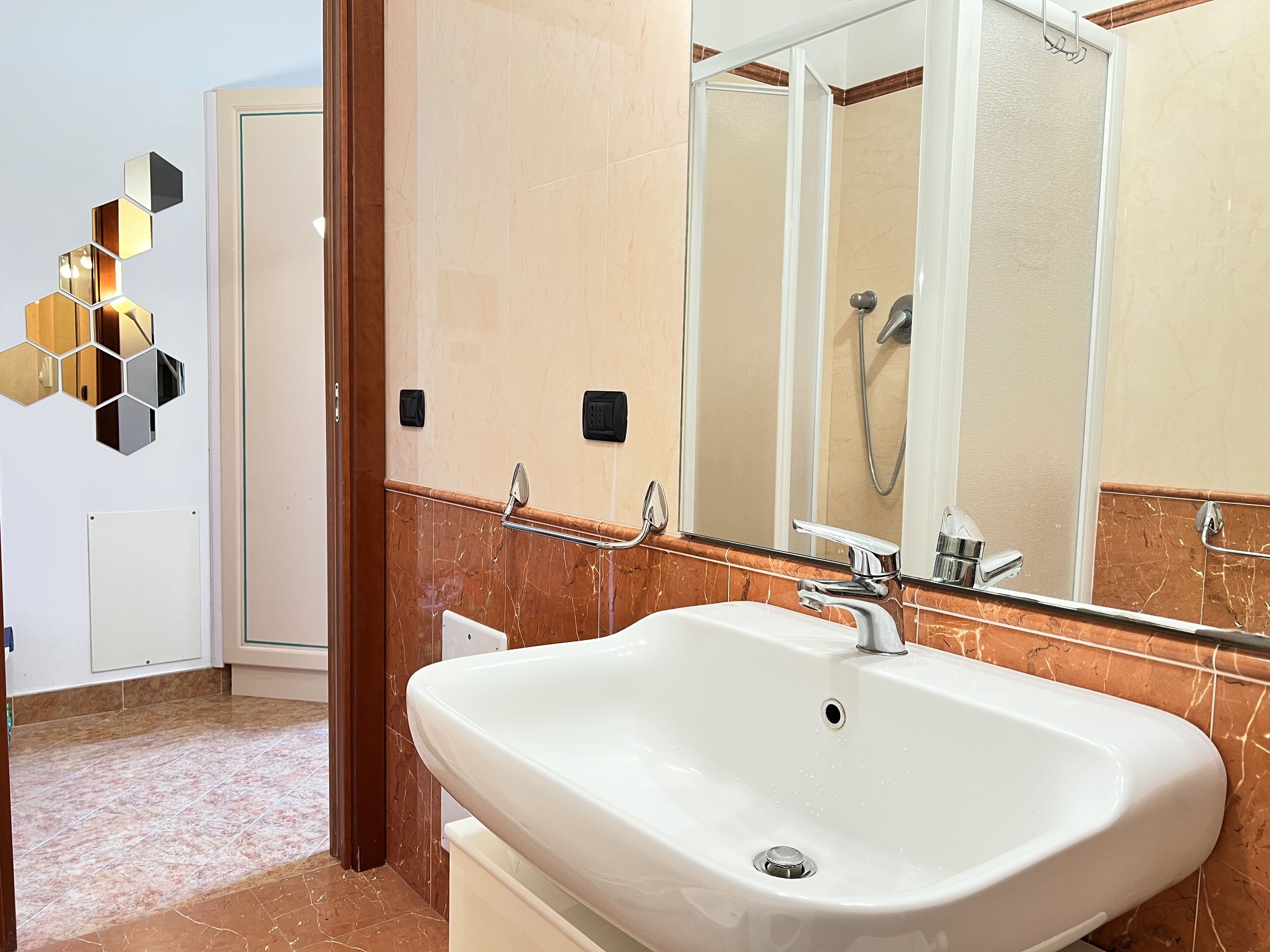 Comfort Studio | Bathroom | Shower, hair dryer, bidet, towels