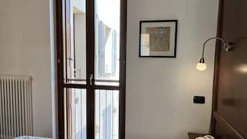 Estudio Confort | Caja de seguridad en la habitación y escritorio