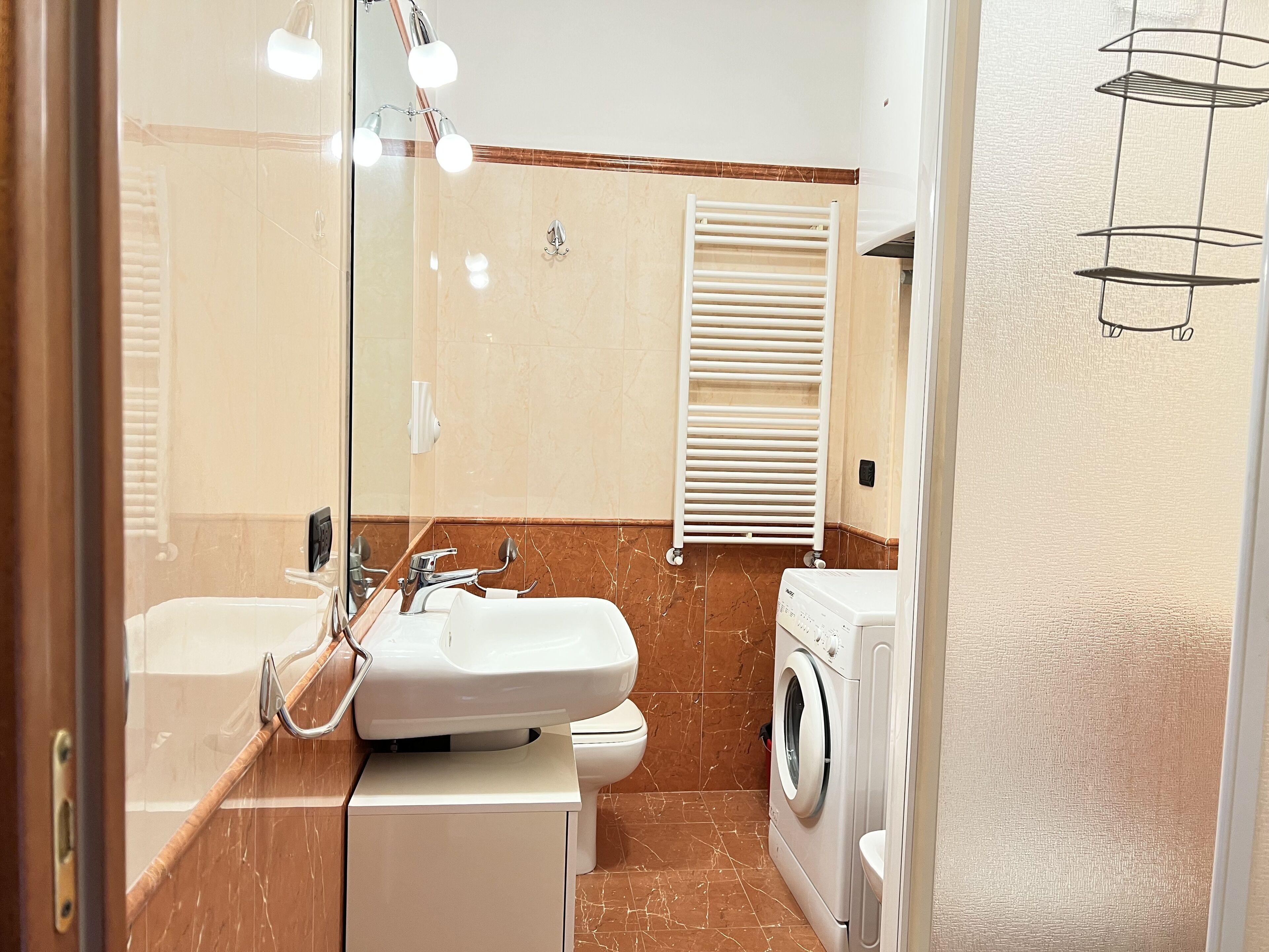 Comfort Studio | Bathroom | Shower, hair dryer, bidet, towels