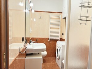 Estudio Confort | Baño | Regadera, secadora de cabello, bidet, toallas 
