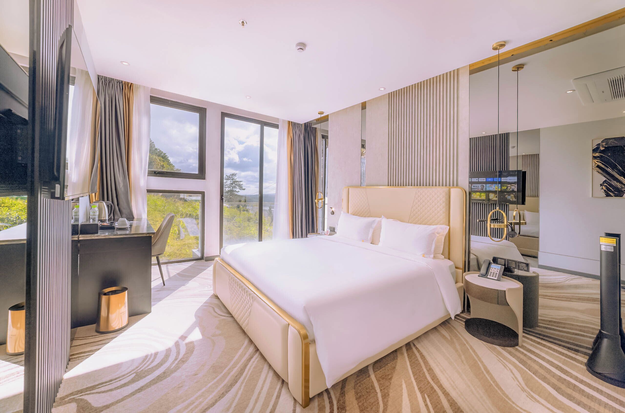 Una habitación de hotel moderna con una cama grande, un escritorio y un televisor.
