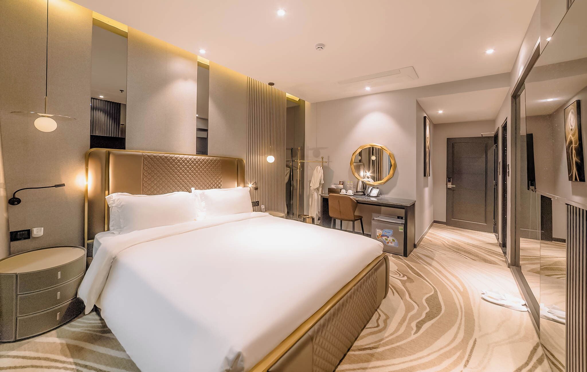 Dobbeltrom – deluxe | Senger med Select Comfort-madrass, minibar, skrivebord og lydisolert