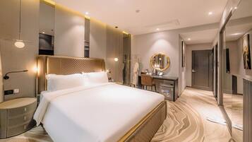 Dobbeltrom – deluxe | Senger med Select Comfort-madrass, minibar, skrivebord og lydisolert