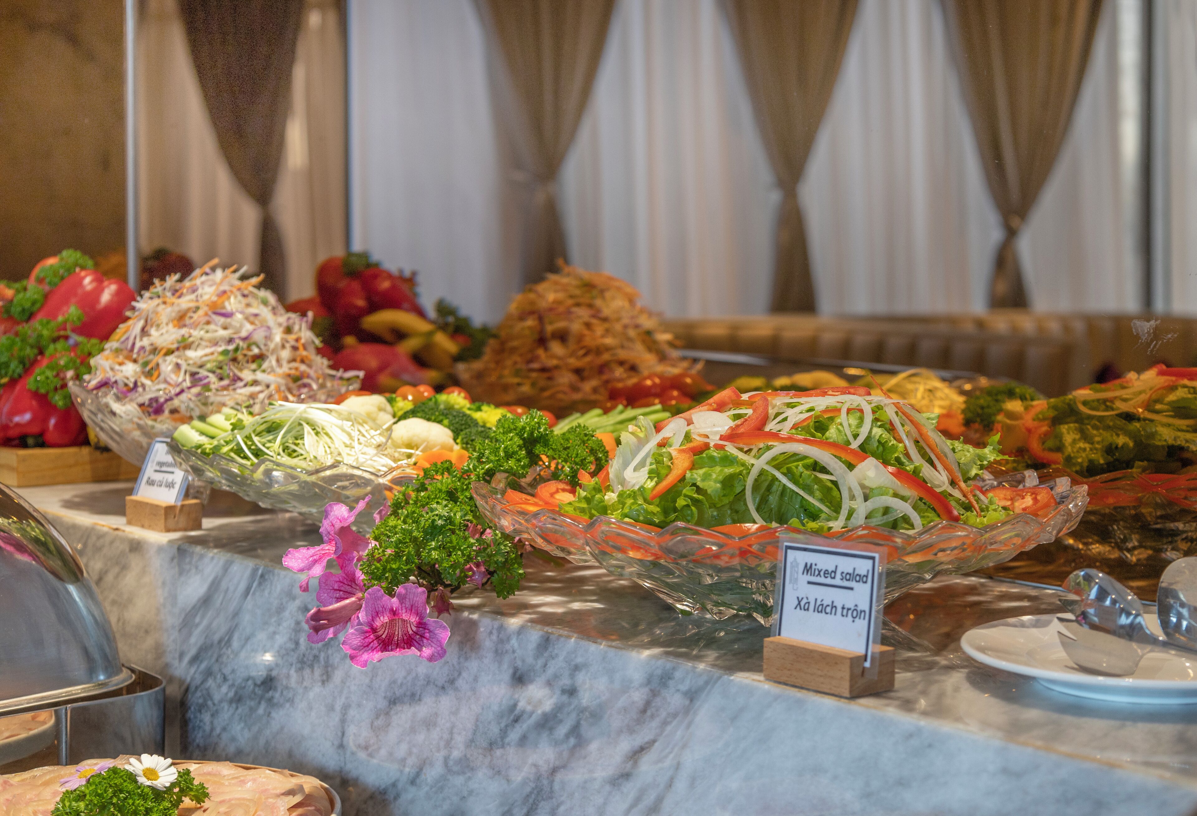 Un buffet proposant diverses salades et légumes.