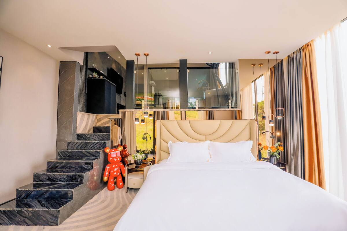 Dupleks Mewah | Tempat tidur Select Comfort, minibar, meja kerja, dan kedap suara