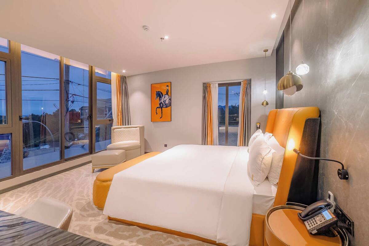 Kamar Double Romantis | Tempat tidur Select Comfort, minibar, meja kerja, dan kedap suara