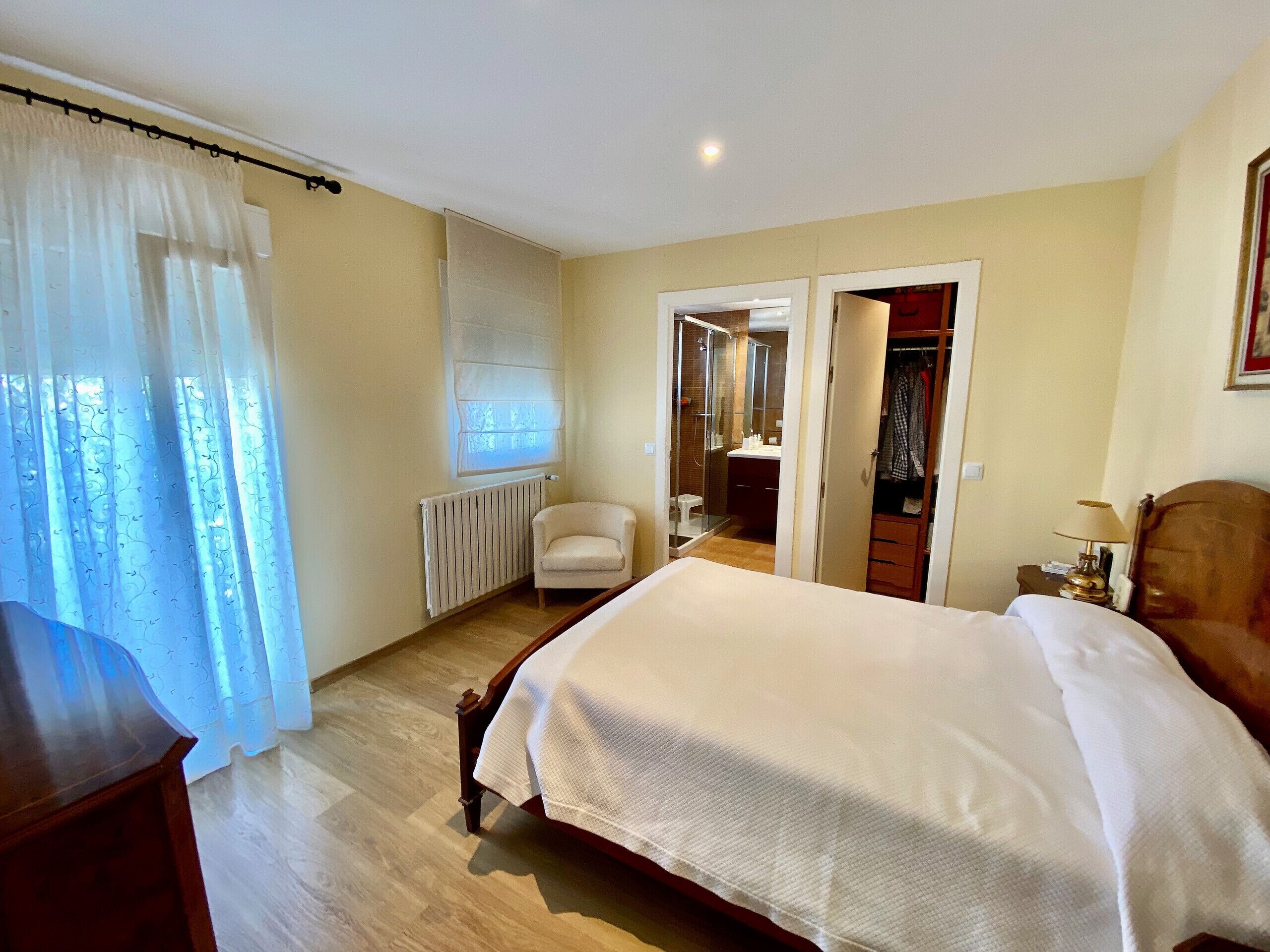 4 bedrooms, iron/ironing board, bed sheets