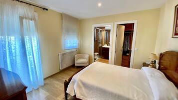 4 bedrooms, iron/ironing board, bed sheets