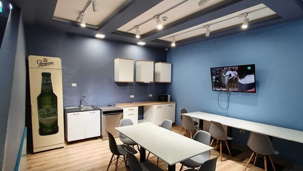 Una cocina moderna con gabinetes blancos, encimera de madera y horno empotrado.