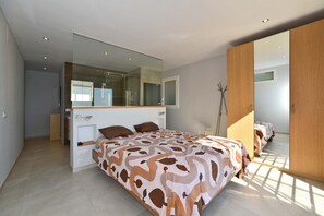 3 bedrooms, iron/ironing board, free WiFi, bed sheets - Luxurious apartment with private pool  (Rosas / Roses)