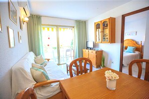 2 bedrooms, bed sheets