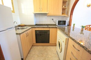 Kjøleskap, mikrobølgeovn, ovn og kaffetrakter/tekoker