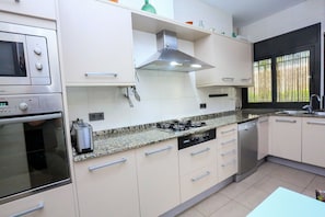 Frigorifero, microonde, forno, piano cottura