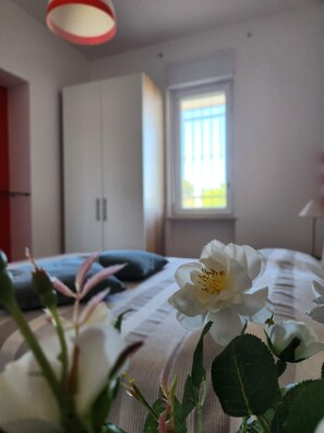 3 bedrooms, iron/ironing board, bed sheets