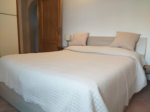 4 chambres, coffres-forts dans les chambres, fer et planche Ă repasser