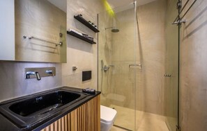 Suihku, hiustenkuivaaja, pyyhkeet, saippua