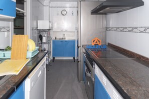 Jääkaappi, mikroaaltouuni, uuni, liesi