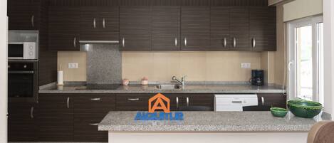 Een koelkast, een microgolfoven, een oven, een vaatwasser