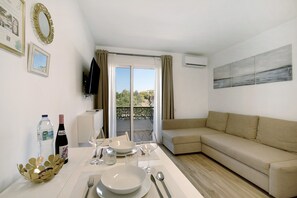 TV - Vacation Studio 'Estudio Torres Del Sol' with Shared Pool, Wi-Fi and Air Conditioning (Santa cruz de tenerife)