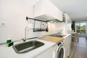Una cocina moderna con un lavamanos, lavavajillas y encimera de madera.