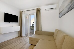 TV - Vacation Studio 'Estudio Torres Del Sol' with Shared Pool, Wi-Fi and Air Conditioning (Santa cruz de tenerife)