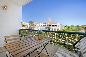 Outdoor dining - Vacation Studio 'Estudio Torres Del Sol' with Shared Pool, Wi-Fi and Air Conditioning (Santa cruz de tenerife)